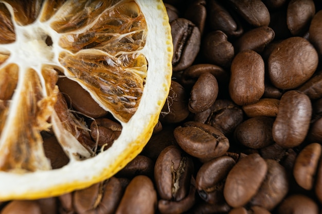 Palone ziarna kawy i suszona cytryna
