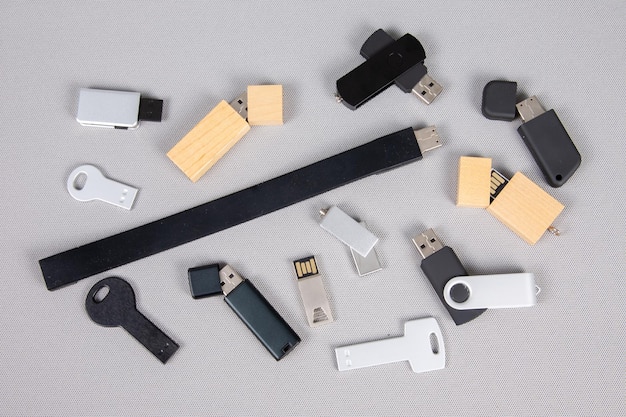 Zdjęcie pamięć flash usb klucze pamięci na białym tle w płaskim stylu do brandingu reklamowego