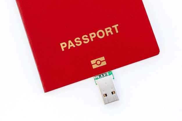 Pamięć USB i czerwony paszport na białym tle