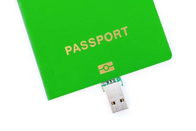 Pamięć USB i zielony paszport na białym tle