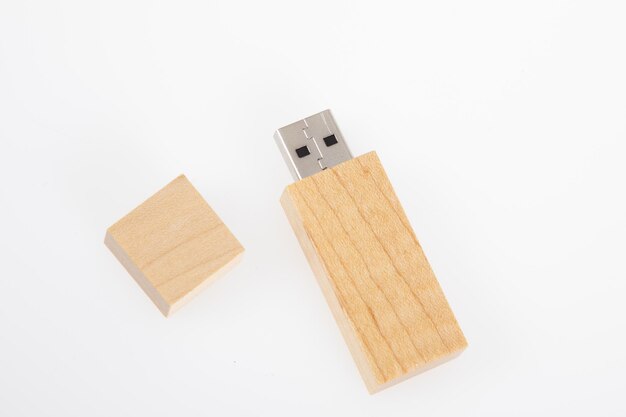 Pamięć USB w drewnianej otwartej okładce na białym tle