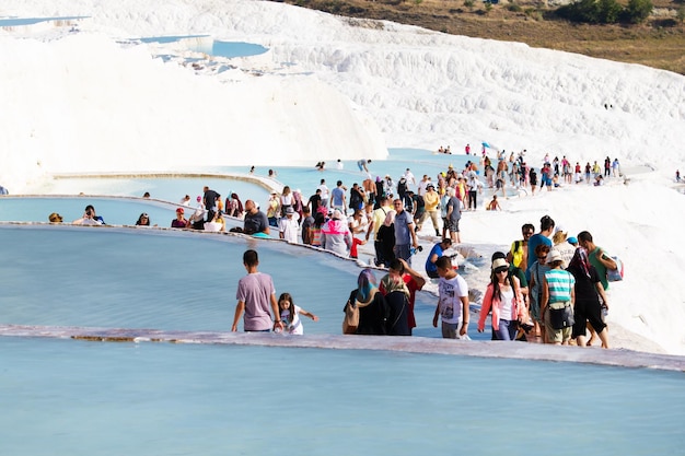 Pamukkale Turcja 14 Sierpnia 2015 Turyści Na Baseny Trawertynowe I Tarasy Pamukkale Pamukkale Jest Znanym Miejscem światowego Dziedzictwa Unesco W Turcji