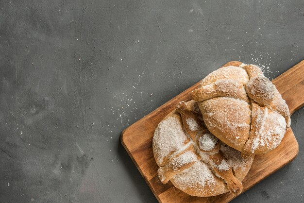 Pan de muerto z typowym meksykańskim jedzeniem