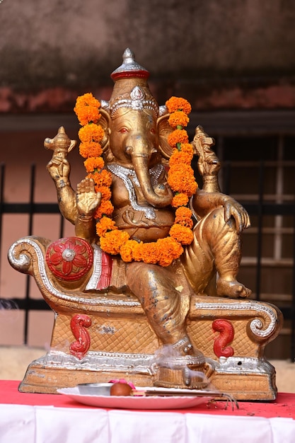 Pan Ganesh w połączonym brązie