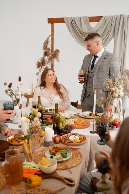 Pan młody wznosi toast za gości na swoim weselu