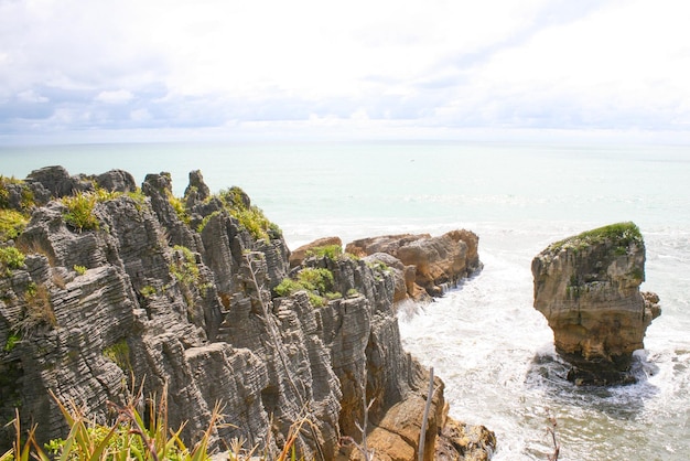 Pancake Rocks to silnie zerodowany wapienny obszar, w którym morze przebija się przez kilka otworów powietrznych