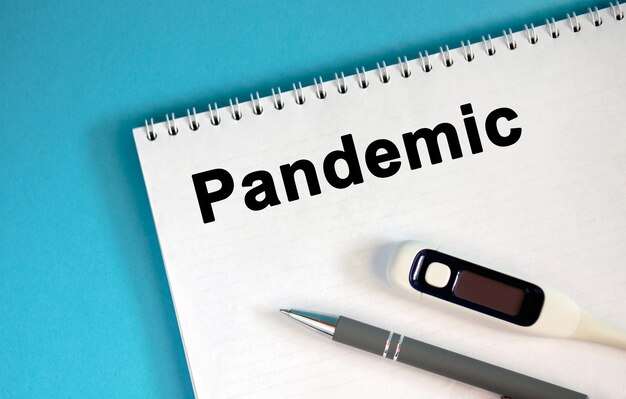 Pandemia - Tekst W Notatniku. Połóż Długopis I Termometr Medyczny