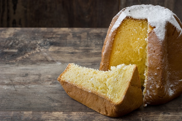 Pandoro boże narodzenie tort z cukierem na drewnianym stole, kopii przestrzeń