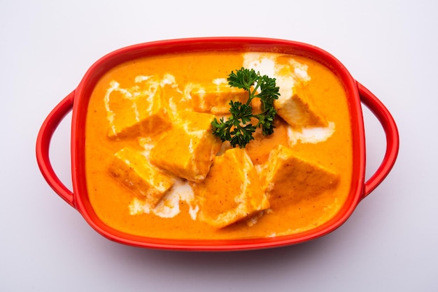 Paneer Butter Masala lub Cheese Cottage Curry to bogate i kremowe curry z serem paneer, przyprawami, cebulą, pomidorami, orzechami nerkowca i masłem