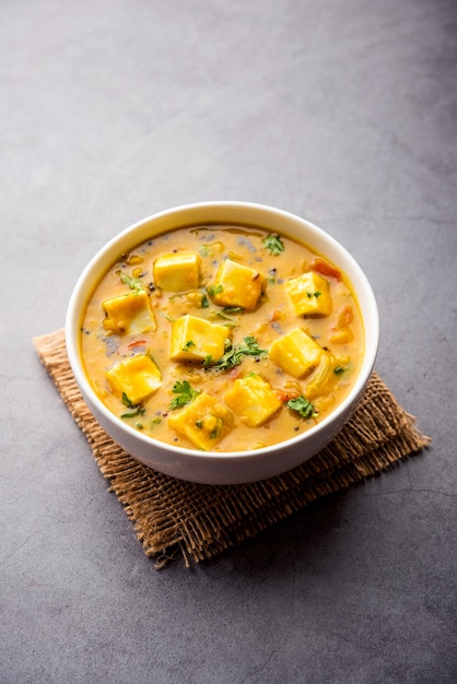 Paneer Dal fry to połączenie kostek twarogu zanurzonych w żółtej soczewicy masala