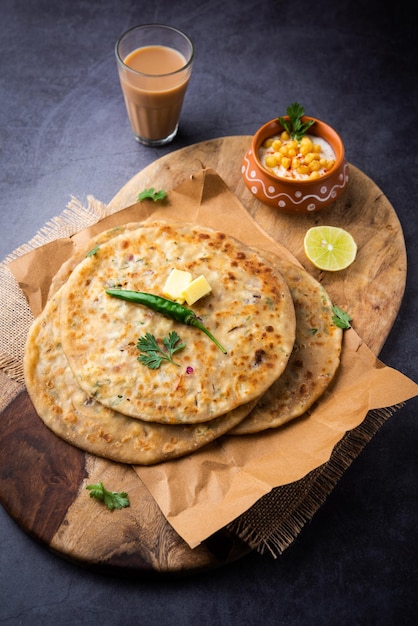 Paneer Paratha To Popularny Północnoindyjski Placek Z Mąki Pszennej I Nadziewany Pikantnym, Pikantnym, Tartym Serem Paneer