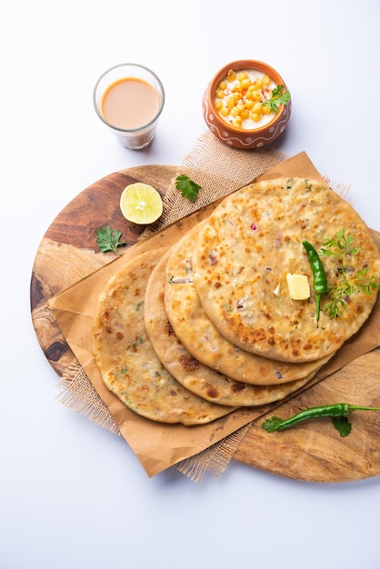 Paneer paratha to popularny północnoindyjski placek z mąki pszennej i nadziewany pikantnym, pikantnym, tartym serem paneer