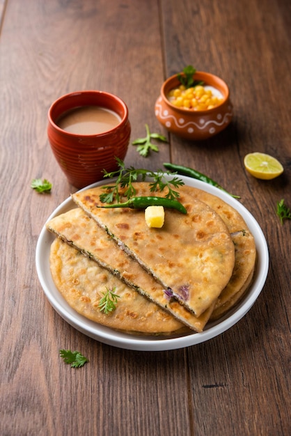 Paneer paratha to popularny północnoindyjski placek z mąki pszennej i nadziewany pikantnym, pikantnym, tartym serem paneer