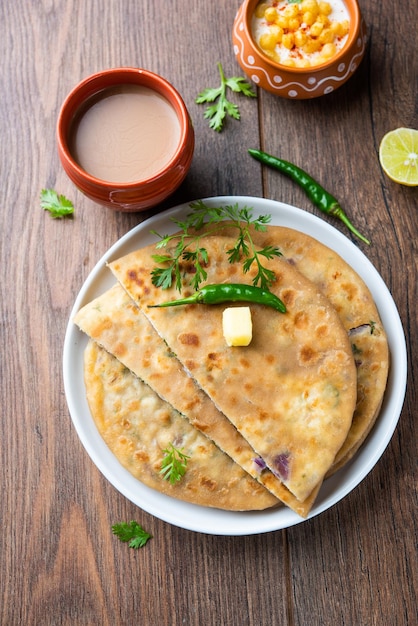 Paneer paratha to popularny północnoindyjski placek z mąki pszennej i nadziewany pikantnym, pikantnym, tartym serem paneer