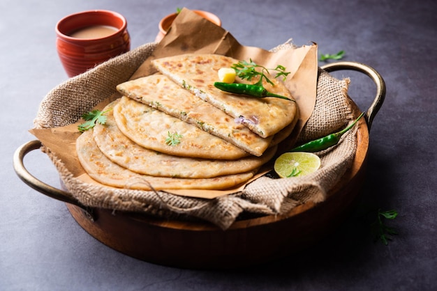 Paneer paratha to popularny północnoindyjski placek z mąki pszennej i nadziewany pikantnym, pikantnym, tartym serem paneer