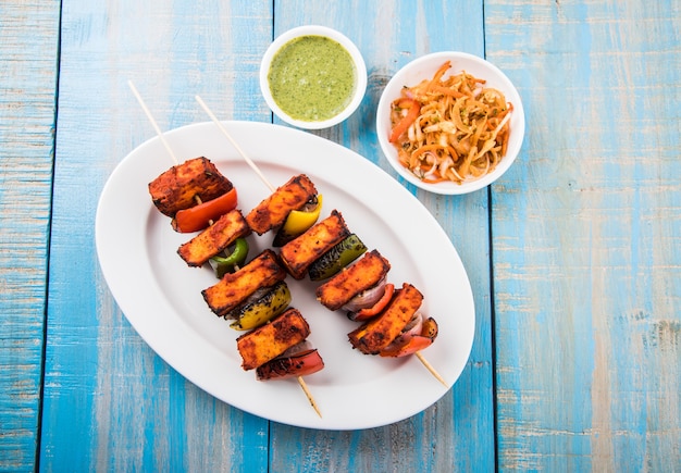 Paneer Tikka Kabab w czerwonym sosie to indyjskie danie z kawałków twarogu