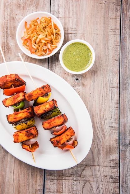 Paneer Tikka Kabab w czerwonym sosie to indyjskie danie z kawałków twarogu