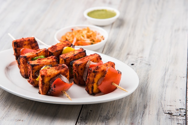 Paneer Tikka Kabab w czerwonym sosie to indyjskie danie z kawałków twarogu