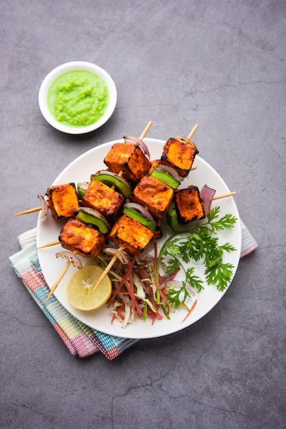 Paneer Tikka To Indyjskie Danie Z Kawałków Twarogu Marynowanych W Przyprawach I Grillowanych W Piecu Tandoor