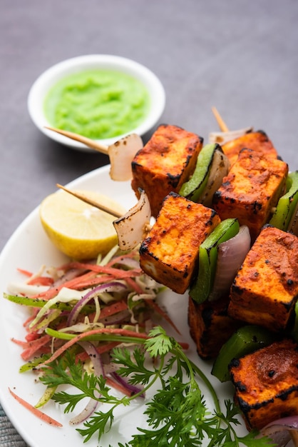 Paneer tikka to indyjskie danie z kawałków twarogu marynowanych w przyprawach i grillowanych w piecu tandoor