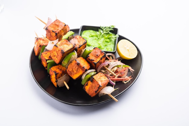 Paneer tikka to indyjskie danie z kawałków twarogu marynowanych w przyprawach i grillowanych w piecu tandoor