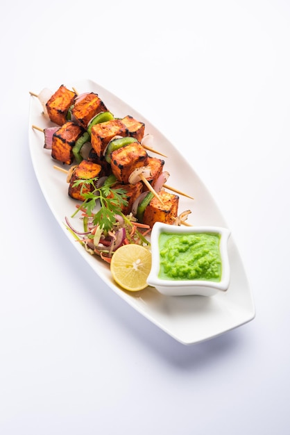 Paneer tikka to indyjskie danie z kawałków twarogu marynowanych w przyprawach i grillowanych w piecu tandoor