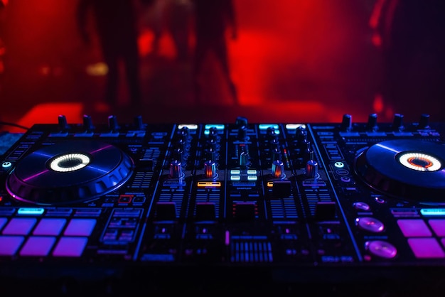 Panel kontrolny miksera DJ do muzyki elektronicznej