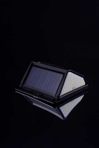 Panel lampy słonecznej na czarnym tle Latarnia zasilana energią słoneczną