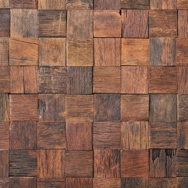 Panel ścienny o fakturze drewna wykonany z małych desek, brązowych desek jako tła