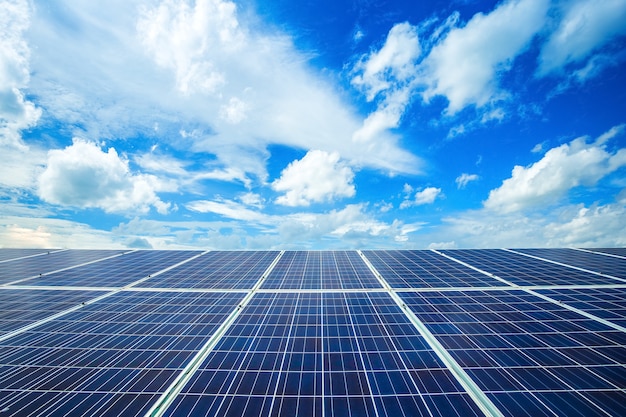Panel Słoneczny Na Niebieskiego Nieba Tle, Energii Alternatywnej Pojęcie, Czysta Energia, Zielona Energia