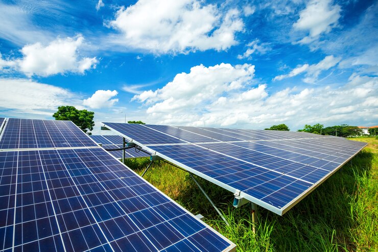 Panel słoneczny na niebieskiego nieba tle, energii alternatywnej pojęcie, Czysta energia, Zielona energia