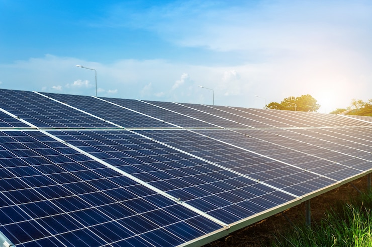 Panel słoneczny na niebieskiego nieba tle, energii alternatywnej pojęcie, Czysta energia