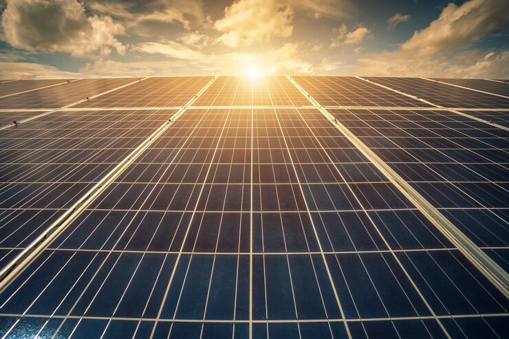 Panel słoneczny na niebieskiego nieba tle, energii alternatywnej pojęcie