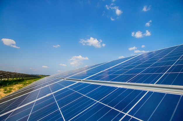 Panel Słoneczny Na Tle Nieba Fotowoltaiczne Systemy Zasilania Elektrownia Słoneczna źródło Ekologicznej Energii Odnawialnej