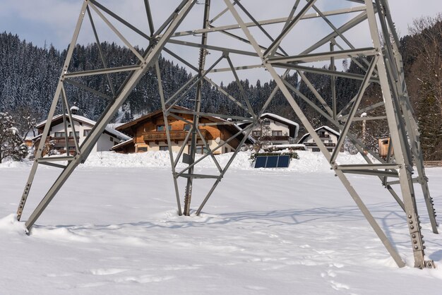 Panel Słoneczny Panele Fotowoltaiczne Pv Na Dachu Domu Elektryczność Z Domu Słonecznego I Gór