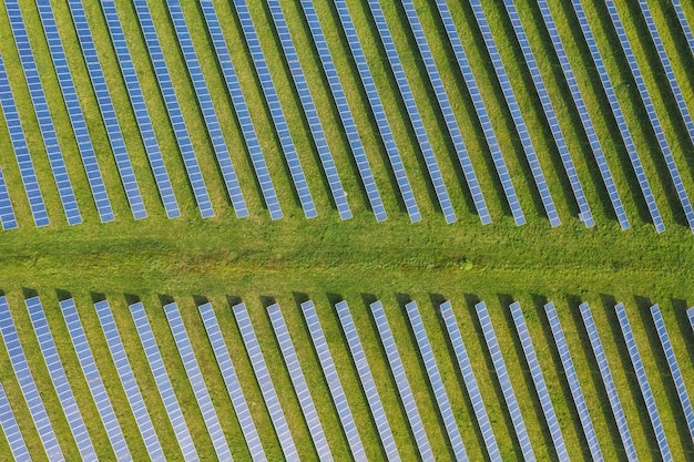 Panel słoneczny wytwarza zieloną, przyjazną dla środowiska energię słoneczną. Strzał z drona