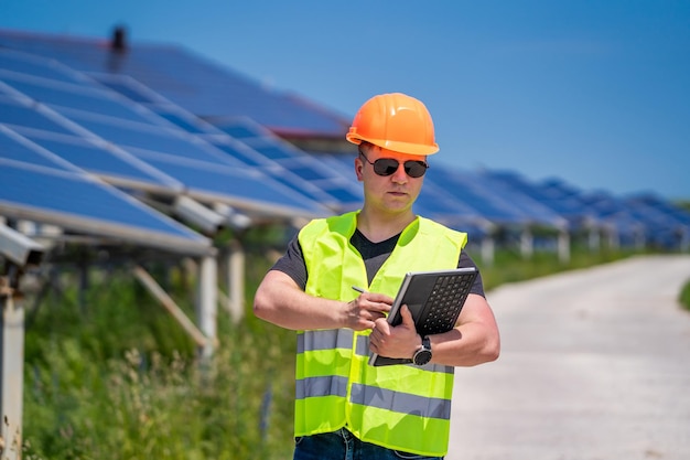 Panel słoneczny. Zielona energia. Elektryczność. Panele energetyczne. Inżynier w elektrowni słonecznej. Sala laboratoryjna.