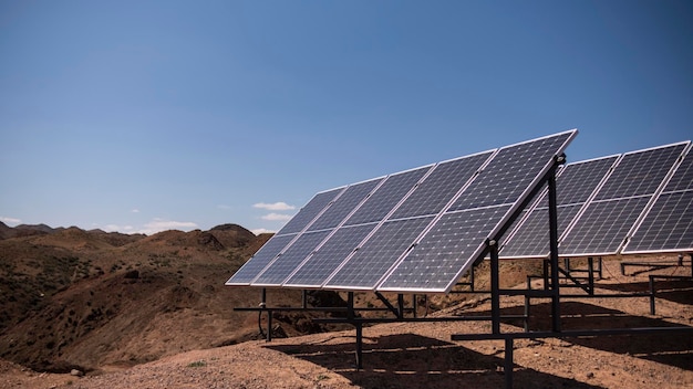 Panel słoneczny znajduje się w pustynnym krajobrazie.