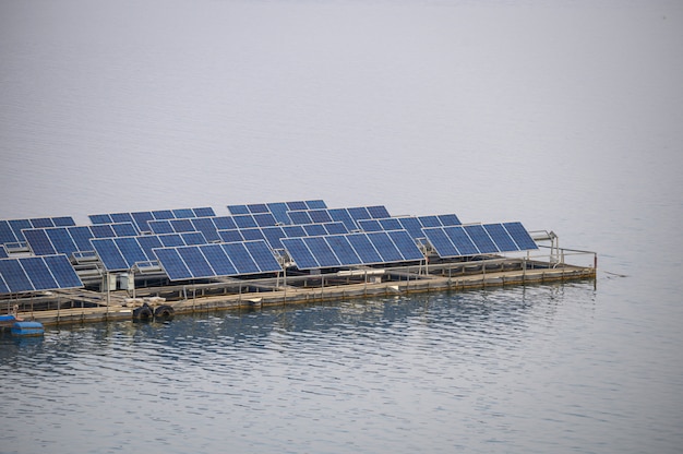 Panel z ogniwami słonecznymi zasilany energią odnawialną na zaporze