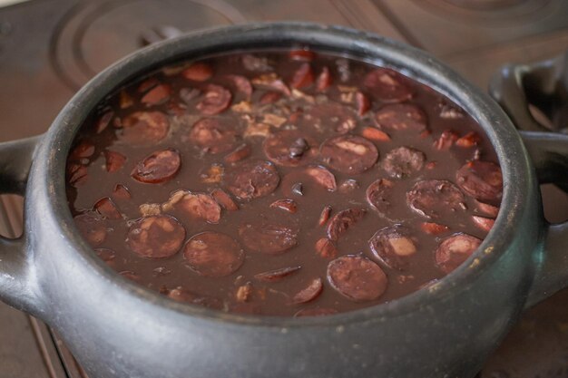 Panela com feijoada deliciosa