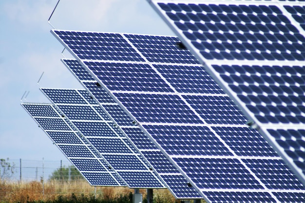 Panele słoneczne czyszczą energię elektryczną przyszłością planety