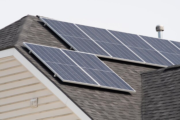 panele słoneczne fotowoltaiczne na dachu domu