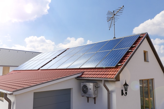 Zdjęcie panele słoneczne na dachu domu ilustracji 3d