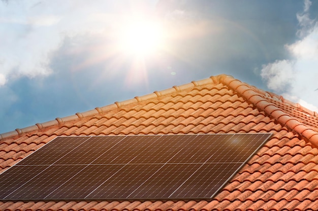Panele słoneczne na dachu domu mieszkalnego ze światłem słonecznym Czysta energia Ekologiczna koncepcja