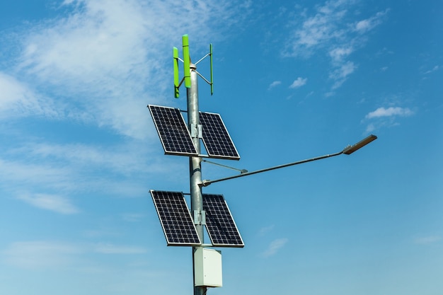 Panele słoneczne na słupie, oświetlenie miejskie z panelami słonecznymi, niezależne oświetlenie na drogach, alternatywne źródła energii elektrycznej dla oświetlenia miast