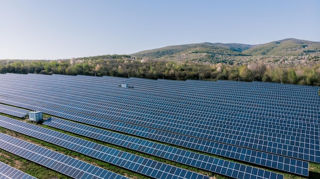 Panele słoneczne Ogniwo słoneczne w farmie słonecznej z oświetleniem słonecznym w celu wytworzenia czystej energii elektrycznej