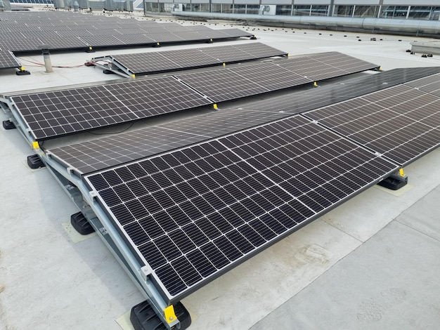 Panele słoneczne pokrywające dach budynku przemysłowego na wsi