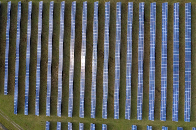 Panele słoneczne widok z powietrza Moduły energii słonecznej elektrownia fotowoltaiczna alternatywny system energii odnawialnej