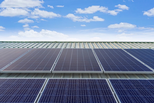 Panele słoneczne zainstalowane na dachu dużego budynku są pełne brudu i kurzu.