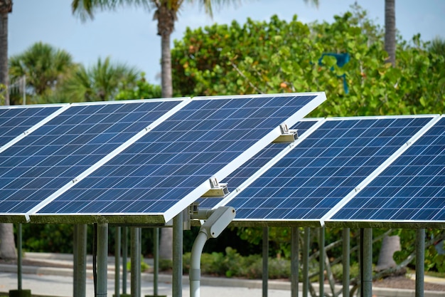 Panele słoneczne zainstalowane na ramie stojącej w pobliżu parkingu w celu skutecznego wytwarzania czystej energii elektrycznej Technologia fotowoltaiczna zintegrowana z infrastrukturą miejską do ładowania samochodów elektrycznych